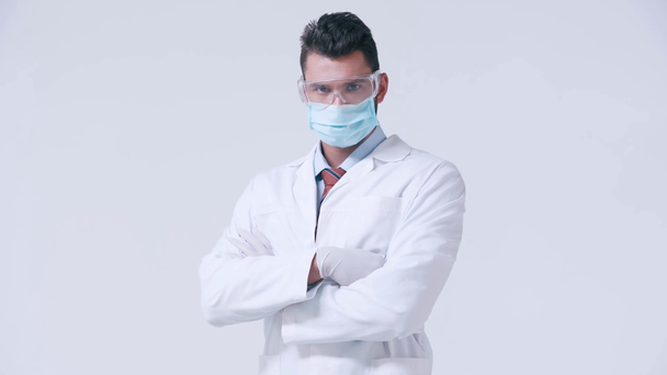 grave medico in maschera e maschera medica con braccia incrociate isolato su bianco - Filmati, video