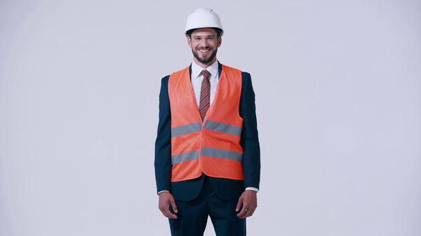 arquitecto serio y sonriente en chaleco de seguridad y casco aislado en blanco
 - Imágenes, Vídeo