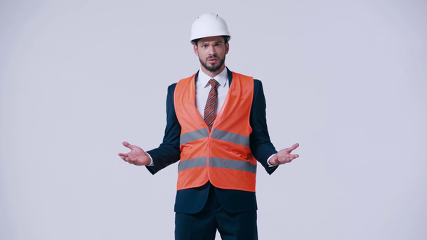 architetto confuso mostrando gesto scrollata di spalle isolato su bianco - Filmati, video