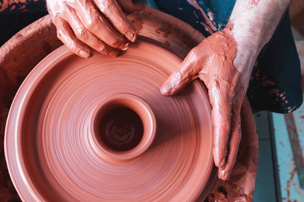 Tazón de alfarero profesional en taller de cerámica, estudio. - Foto, Imagen