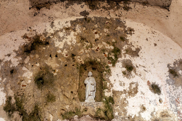 Iglesia de San Pedro en Antakya (Hatay) Turquía. Esta cueva, que fue utilizada por los primeros discípulos llamados cristianos, es una de las iglesias más antiguas del cristianismo.
 - Foto, imagen