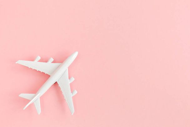 White model plane, airplane on pink background. Top view, flat lay. Banner. - Zdjęcie, obraz