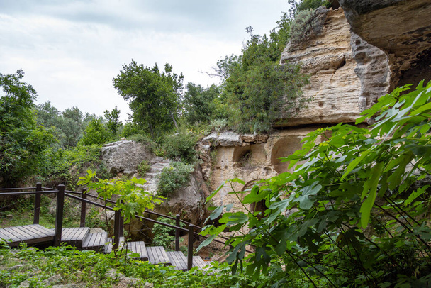 Pomnik grobowca jaskini Besikli w Antakyi (Antiochia). W grobowcach znaleziono 12 skalnych grobowców należących do Rzymian.. - Zdjęcie, obraz