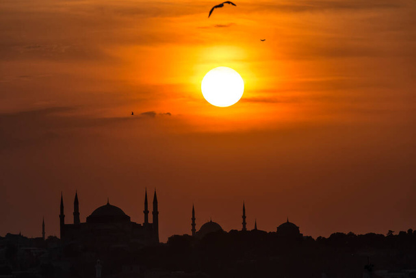 Hagia Sophia in Istanbul. Das weltberühmte Denkmal byzantinischer Architektur. Blick auf die Sophienkathedrale. Ayasofya Museum (Hagia Sophia), Istanbul, Türkei. - Foto, Bild