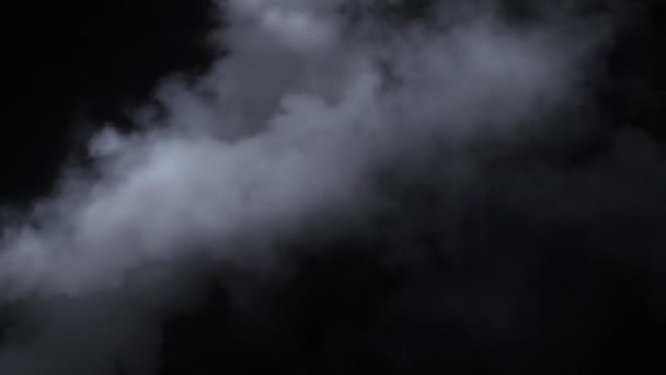 Straszna magia Halloween. Dym atmosferyczny VFX element. Mglista przeszłość. Abstrakcyjna chmura dymu. Dym w zwolnionym tempie na czarnym tle. - Materiał filmowy, wideo
