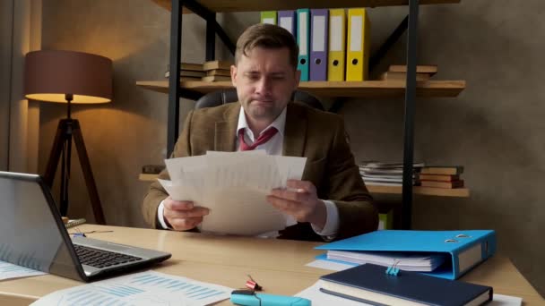 Upset businessman throws papers with a financial report. Problems in business. - Imágenes, Vídeo