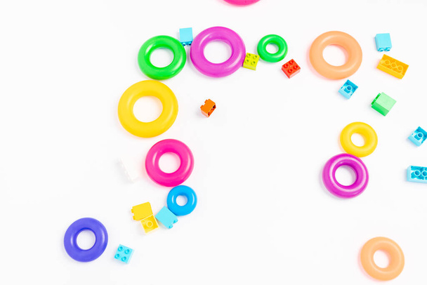 jouets pour enfants sur fond blanc, anneaux pyramidaux et constructeur, espace pour le texte - Photo, image
