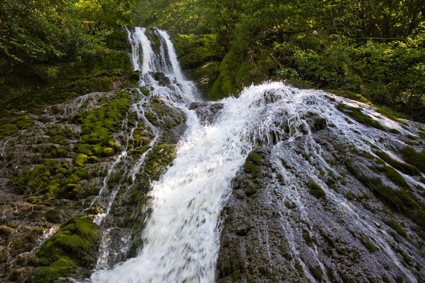La partie inférieure d'une grande cascade cascade Toba à Samegrelo Zemo Svaneti, Géorgie. - Photo, image