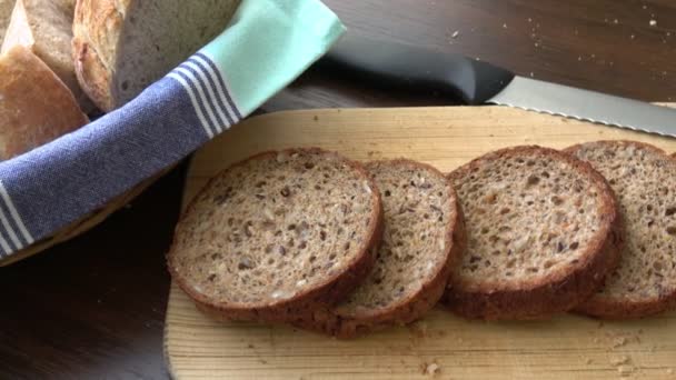 Egy kosár friss kenyérrel. Szeletelt kenyér. - Felvétel, videó
