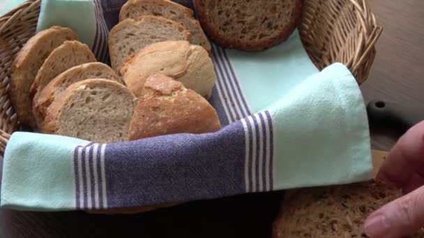 Egy kosár friss kenyérrel. Szeletelt kenyér. - Felvétel, videó