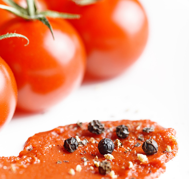 Ripe tomatoes and tomato paste - Φωτογραφία, εικόνα