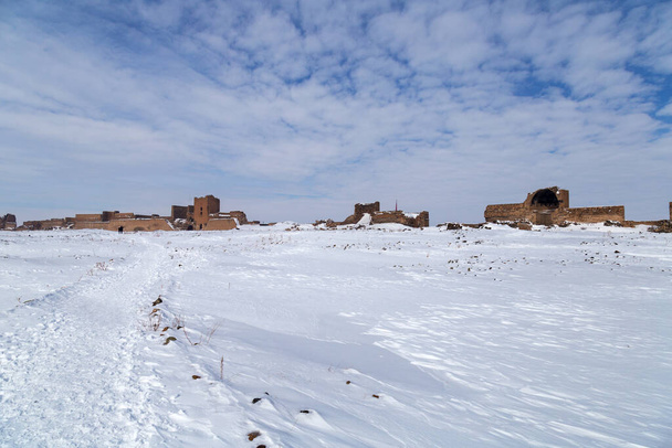 Ані руїни, Ані - зруйноване та незаселене середньовічне вірменське місто, розташоване в турецькій провінції Карс.  - Фото, зображення
