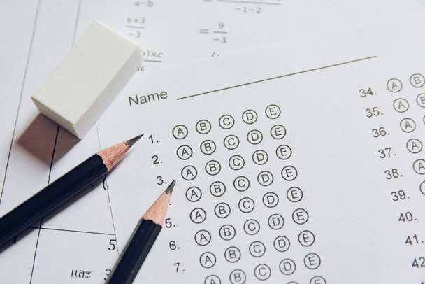 Lápiz y borrador en hojas de respuestas o formulario de prueba estandarizado con respuestas burbujeadas. hoja de respuesta de opción múltiple - Foto, imagen