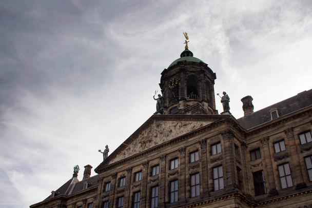 Close up bottom view of Royal Palace in Amsterdam. It is situated on the west side of Dam Square in the centre of Amsterdam, opposite the War Memorial and next to the Nieuwe Kerk. - Foto, Imagen