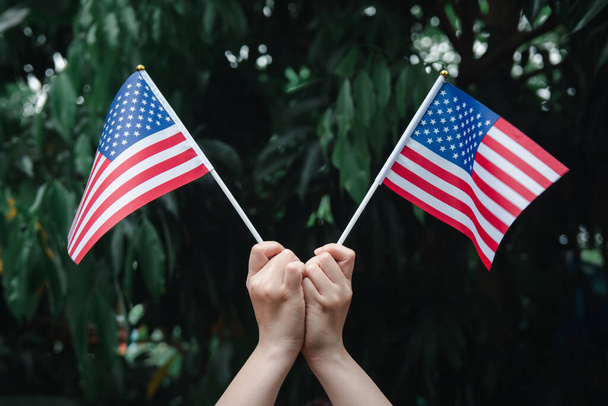 Yeşil ormanda ABD Bayrağı 'nı tutan kadın. 4 Temmuz Amerikan Bağımsızlık Günü - Fotoğraf, Görsel