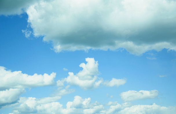 Grandi Nuvole su un bel cielo blu in estate - Foto, immagini
