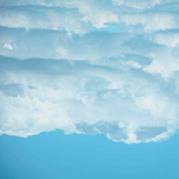 Nagy felhők a gyönyörű kék égen nyáron - Fotó, kép
