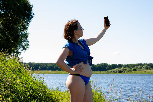 beautiful woman in a swimsuit on the beach in sunglasses - Fotoğraf, Görsel
