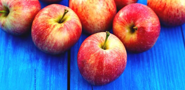 Ahşap bir arka planda kırmızı elmalar - Fotoğraf, Görsel