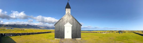 Budakirkja, czarny kościół Budir, półwysep Snaefellsnes. Widok panoramiczny w sezonie letnim. - Zdjęcie, obraz