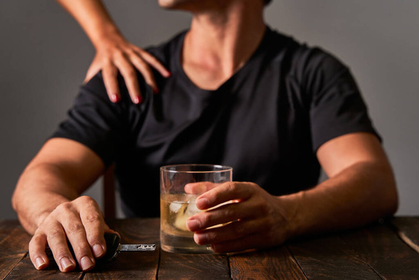 Ortağının barda içmesini engellemeye çalışan bir adamın eli. Alkolizm ve alkol bağımlılığı kavramı. - Fotoğraf, Görsel