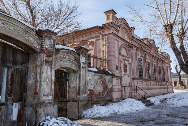 research walk with historians in the city of Troitsk to see architectural monuments, their destruction and restoration - Foto, Imagem