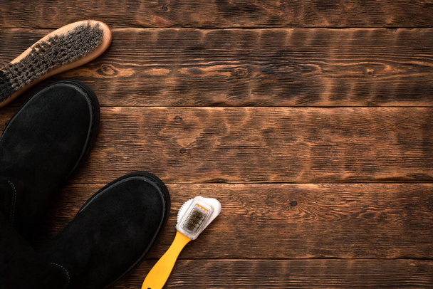 Ayakkabı fırçası kavramına sahip süet botları fotokopi alanı ile temizleme. - Fotoğraf, Görsel