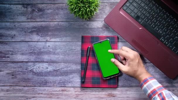 високий кут зору рука людини за допомогою смартфона з зеленим екраном
  - Кадри, відео