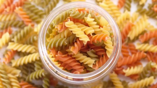 hoge hoek uitzicht van ongekookte macaroni in een pot  - Video