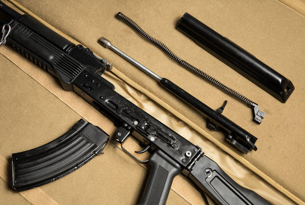 Bovenaanzicht van de basisonderdelen van een gedemonteerd aanvalsgeweer. Russische Kalashnikov MKK-104 (nieuwste AK-47 variant). - Foto, afbeelding