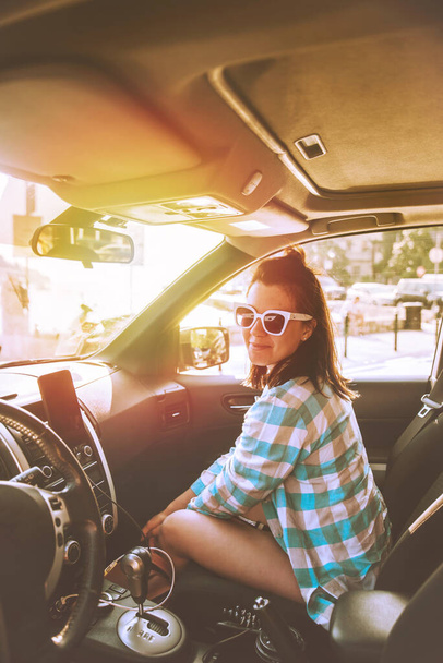junge hübsche lächelnde Frau im Auto sitzend. Sommerzeit - Foto, Bild