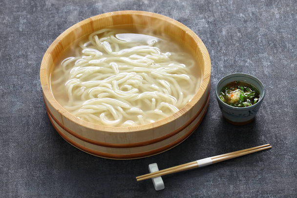 kamaage udon jest rodzajem japońskich węzłów udon danie, zwykły gorący makaron udon w drewnianym wiadrze i sos zanurzający - Zdjęcie, obraz