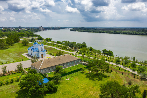 Iglesia de la Santa Asunción a lo largo del banquillo del Danubio en Izmail
 - Foto, imagen
