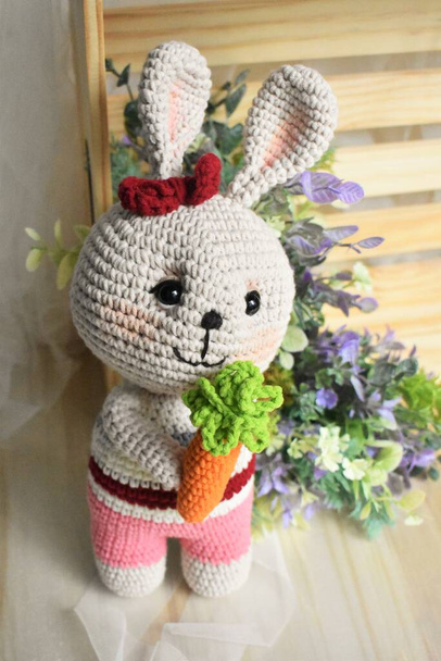 Królik szydełko Cute Bunny Handmade Vintage tło dekoracji wnętrz Piękne zwierzęta szydełkowanie Wełna miękka zabawka Kreatywny pomysł prezenty dla dzieci Dzianiny wzór Pastelowy kolor motyw Dzieciństwo - Zdjęcie, obraz