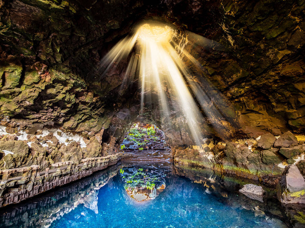 Caverna Jameos del Água, caverna natural e piscina criada pela erupção do vulcão Monte Corona em Lanzarote, Ilhas Canárias, Espanha
 - Foto, Imagem