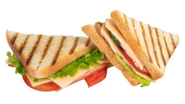 Sendvič se šunkou, sýrem, rajčaty, salátem a opečeným chlebem izolovaný na bílém pozadí. - Fotografie, Obrázek