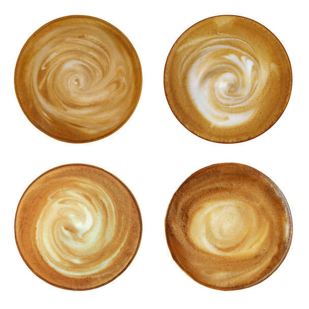 Vista superior de la espuma de leche en espiral capuchino café caliente aislado sobre fondo blanco, conjunto de cuatro con camino de recorte
. - Foto, Imagen