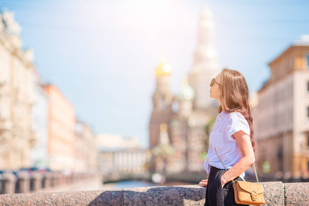 Женщина на летней набережной в Санкт-Петербурге на природе
 - Фото, изображение