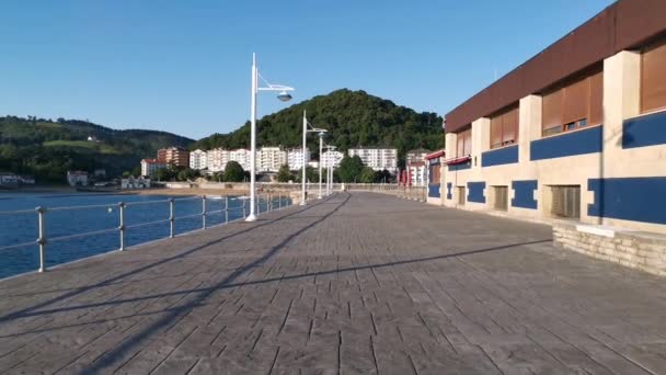 Nikdo na promenádě přístavu Lekeitio za úsvitu. Slunečný letní den - Záběry, video