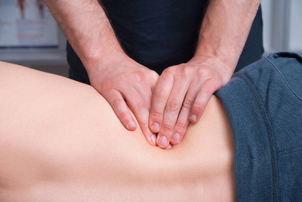 Foto van fysiotherapeut maken diepe of kinesio massage op een mans rug. - Foto, afbeelding