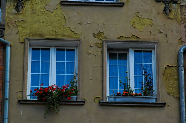 gyönyörű érdekes ablakok a régi történelmi bérházak a lengyel város Gdansk közeli - Fotó, kép