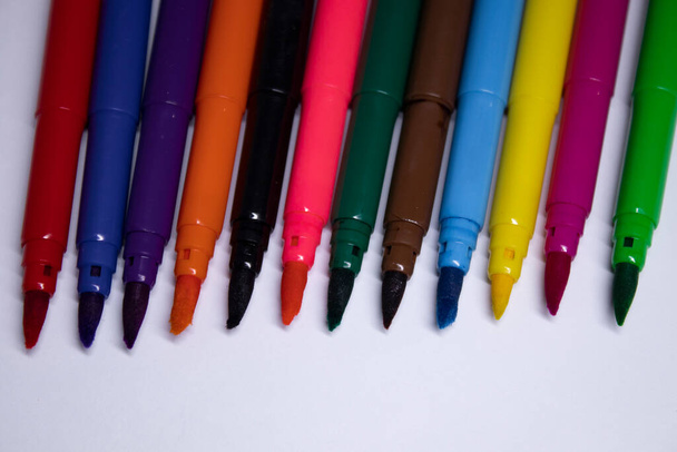 canetas de feltro multicoloridas sobre um fundo branco. conceito de artigos de papelaria. espaço de cópia. isolado
 - Foto, Imagem