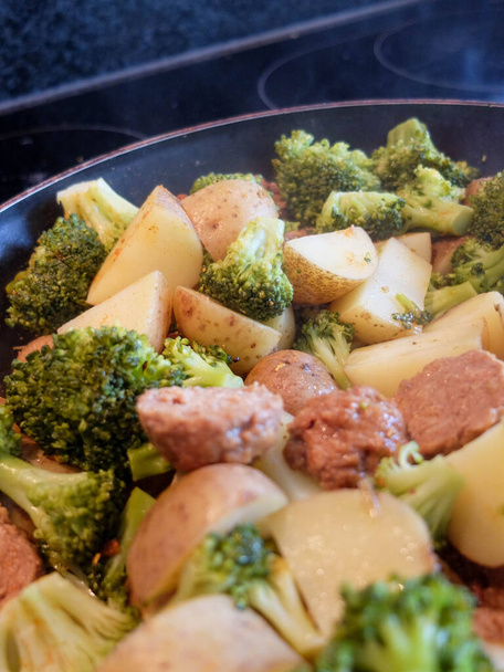Mňam vegetariánské jídlo na pánvi: brambory, vegetariánská masová koule a brokolice - Fotografie, Obrázek