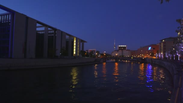 Vista noturna do Reichstag para o Rio Spree em Berlim, Alemanha, 4k
 - Filmagem, Vídeo