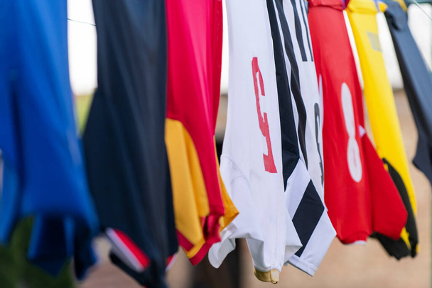 Fußballtrikots hängen zum Trocknen an der Wäscheleine  - Foto, Bild