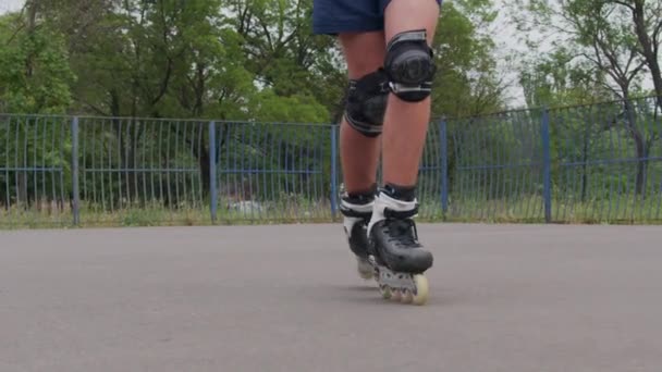 Pernas de close-up de um jovem está patinando profissionalmente
. - Filmagem, Vídeo