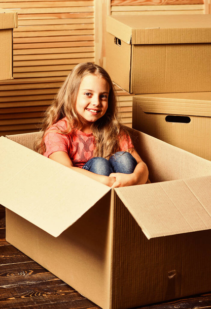 Ideal Place. repair of room. new apartment. purchase of new habitation. Cardboard boxes - moving to new house. happy child cardboard box. happy little girl with bear toy - Foto, imagen