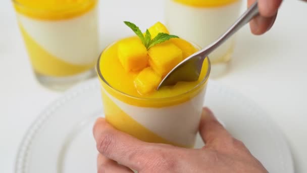 Włoski deser mango panna cotta - Materiał filmowy, wideo