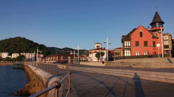 Pohled na ulice Lekeitio s jeho domy na slunné letní ráno - Záběry, video