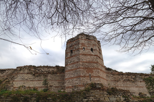 トルコ、イスタンブールのYedikule要塞の眺め - 写真・画像